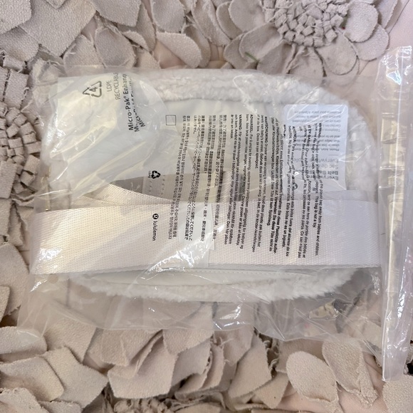 Lululemon Everywhere Fleece Belt Bag 1L White Opal/Gold Brand New - Picture 5 of 12